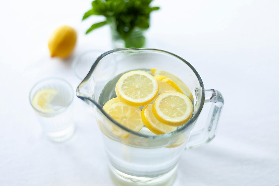 Karaff med vatten och citronskivor